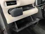 グローブボックスなどの多彩で便利な収納が設けられています。