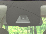【エマージェンシーブレーキ】走行中に前方の車両等を認識し、衝突しそうな時は警報とブレーキで衝突回避と被害軽減をアシスト。より安全にドライブをお楽しみいただけます。