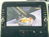 停車中にテレビ番組を視聴でき、待ち時間を過ごす際にも活用できます。画面には番組映像が表示され、車内でくつろぎながら楽しめる装備です。映像は停車時にお楽しみください。