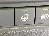【ステアリングヒーター】冬場に冷たくなりやすい革巻きステアリングを、スイッチ一つで素早く適温に!エアコンよりも早く温まってくれるので、寒い日の運転も快適になりますね♪