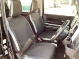体をしっかり支えるシート形状と程よいクッション性で、運転姿勢を保ちやすい設計。シートポジションを細かく調整することが出来ますので体格に合わせたポジションづくりに対応します。