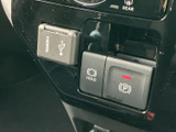運転席まわりには、電源端子や駐車時に使うスイッチ類がまとまっています。用途を示す表示があり、必要な装備を手元で確認しやすい構成なので、日常の乗り降りにも便利です。