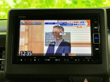 テレビ番組を表示できるモニターを備え、停車中の待ち時間に映像やテレビを楽しめます。画面上で番組情報も確認でき、休憩中などに過ごし方の幅を広げてくれる便利な装備です。