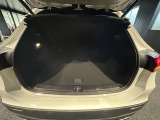 ゆったりとしたトランクルームでございます。たくさんのお荷物の車載が可能でございます。