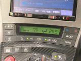 【オートエアコン】一度お好みの温度に設定すれば、車内の温度を検知し風量や温度を自動で調整。暑い&hellip;寒い&hellip;と何度もスイッチ操作をする必要はありません。快適な車内空間には必須の機能ですね♪