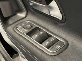 運転席ドアトリムには窓の一括コントローラーと電動ドアミラーのコントローラーが装備。