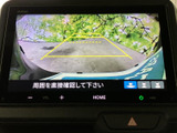 後方の映像に目安となるガイド線が表示され、駐車時の車両位置を確認する際に役立ちます。画面だけに頼らず、周囲を直接確認しながら操作できる便利な装備です。