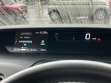 運転席から確認しやすい位置に、速度や各種情報を表示するメーターを配置。車両の状態をひと目で把握しやすく、必要な情報を確認しながら日々の運転にお使いいただけます。