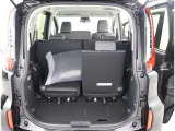 リヤシートのシートバックを倒せば、更に積載容量が広くなり、よりたくさんの荷物の収納長尺の荷物の収納が可能になります♪