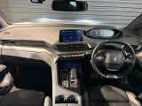 スッキリとまとめられた運転席周りで、運転を楽しくさせる内装です。まさにcockpitです!