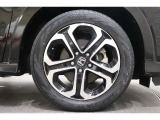 純正のアルミホイールが足元を飾ります!タイヤサイズは 215/55R17 です。