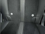 ◆ISOFIX◆シートベルトいらずでチャイルドシートと固定金具を連結するだけでガッチリ固定できます。