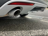 左右にマフラーが出ています