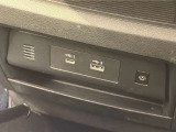 ワイヤレス充電が搭載されているのでお手持ちの携帯電話を置くだけで充電が可能です。
