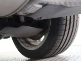 気になる中古車の下廻り。もちろん、納車時には整備スタッフによる点検を実施致しますので安心してご購入いただけます。