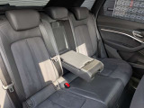 後部座席もゆったりとリラックスできる車内環境を提供します。