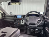 運転席まわりです。 各操作スイッチは使いやすい位置に配置されてます。