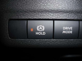 オートブレーキホールド 運転者のブレーキ操作によって停車した際、自動的にブレーキ力を保持する機能です。ブレーキ力が保持されている時にアクセルを踏むと自動的に解除され発進する事ができます。