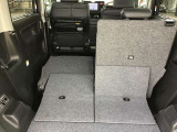 リヤシートを倒すと大きな荷物も搭載可能です。