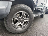純正17インチアルミホイール!JEEPのエンブレムが魅力的!