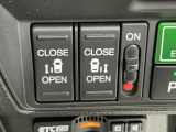 パワースライドドアの開閉はスマートキーのリモコンやドアノブは勿論、運転席側のスイッチ操作でも開閉ができ、安全・簡単です