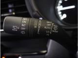 【オートワイパー機能】レバーをAUTOの位置にしているとき、レインセンサーが雨を感知すると、雨量に応じて、ワイパーが自動で作動します。