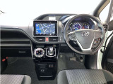 運転席周りのレイアウトをご覧ください。ナビゲーションが綺麗に装着されすっきり収まってますね!