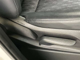 運転席シートはリクライニング機能に加えて上下にも調整可能です!