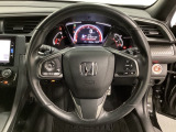 ハンドルにHondaセンシング系のクルーズコントロールやレーンキープアシストなどのスイッチと、オーディオの操作スイッチが装備されています。ハンドルから手を離さず安全に操作できます。