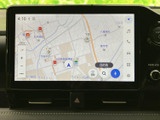 地図上に現在地や周辺の道路が表示され、目的地までのルート確認に役立ちます。画面上の操作表示も見やすく、行き先を設定する際にも使いやすい仕様です。