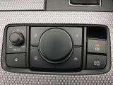 コマンダーコントロール。スイッチを探すことなく自然に手を下した位置に配置。手元を見ることなく、各種操作が行えます。