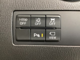 運転席脇のクラスタースイッチ部分にはカメラ切り替えスイッチ、パーキングセンサー、その他走行系スイッチを集中配置しております。