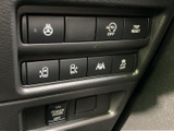 運転席まわりに複数のスイッチをまとめ、各種機能の設定を手元で行いやすい配置です。アイコンと文字表示で役割を把握しやすく、必要な操作を見つけやすいパネルです。