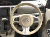 インテリアに合わせたデザインのステアリングは、運転される方のことも考え、運転しやすい形状、大きさです。是非一度、実際に触ってお確かめください。