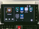 電話やスマートフォン連携、HDMI、交通情報など複数の項目を画面から確認できます。アイコンと文字で表示されるため目的の機能を探しやすく、日常のさまざまな場面で便利に使えます。
