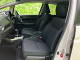 前席の座面や背もたれが広く見渡せ、運転席まわりまで自然に目を配れる室内です。黒を基調としたシートと、窓から入る明るさが落ち着いた印象。前席に座る方も、視界を確保しやすい配置です。