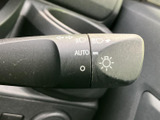 レバーには操作内容を示すマークが記されており、運転席から視認しやすい配置です。手元で各種操作を行えるため、走行中も視線の移動を抑えながら扱いやすい装備です。