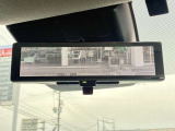 【スマートルームミラー】後方カメラを使う事で後席の荷物や乗員、ピラーによって後方視界が遮られる事なく後方を確認する事が出来ます。