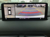 360&deg;ビューモニターでは前後左右4つのカメラ映像をさまざまな走行状況に応じて切り替えてセンターディスプレイに表示することで、駐車時や狭い道でのすれ違い時、見通しの悪い交差点進入時でも安心感を高めます