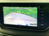 【バックカメラ】駐車時に後方がリアルタイム映像で確認できます。大型商業施設や立体駐車場での駐車時や、夜間のバック時に大活躍!運転スキルに関わらず、今や必須となった装備のひとつです!