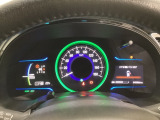 ハイブリット車専用のメーターです。中央のスピードメーターより左右のサブデスプレイで燃費や動力伝達などの情報が見れるようになっています。