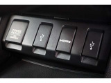 USBオーディオ用ソケットがついていますので携帯電話などを接続すれば音楽等の再生が可能です!
