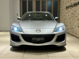 低いボンネットと大きな開口部がつくるRX-8の正面。左右のフェンダーへ続く輪郭が、出発前から気分を高めます。通勤や買い物にも、好みのスポーツカーと出かける楽しさを添えられます。