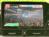 画面にはテレビ番組の映像が表示され、停車中のひとときに映像を楽しめます。大きく表示される画面で内容を確認しやすく、車内で過ごす時間の楽しみが広がります。