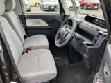 明るい色合いのシートと見通しのよい運転席まわりで、落ち着いて過ごせる空間です。座面にもゆとりが感じられ、乗り降りの際も自然な姿勢を保てます。