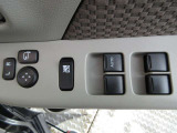 運転席の窓操作部分です。スイッチでミラーや窓の開閉が電動で行えます。