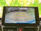 後方の映像に加え、色分けされたガイドラインが表示されるモニターです。駐車時に車両後方の様子を確認しやすく、車庫入れや狭い場所での後退をサポート。画面を見ながら周囲にも注意を払える便利な装備です。