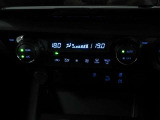 風量自動調整の快適オートエアコンを装備。運転席側・助手席側それぞれに温度設定ができます。