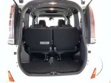 バックドアを上げた状態です。シートを倒せば荷室のスペースが広くなります!用途に合わせて快適な室内を!