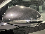 死角検知警告システムが装備されており、車線変更の際、死角に入る車両の検知、警告を行います。また、サイドミラー内部のインジケータが点灯し、危険の促しをしています。